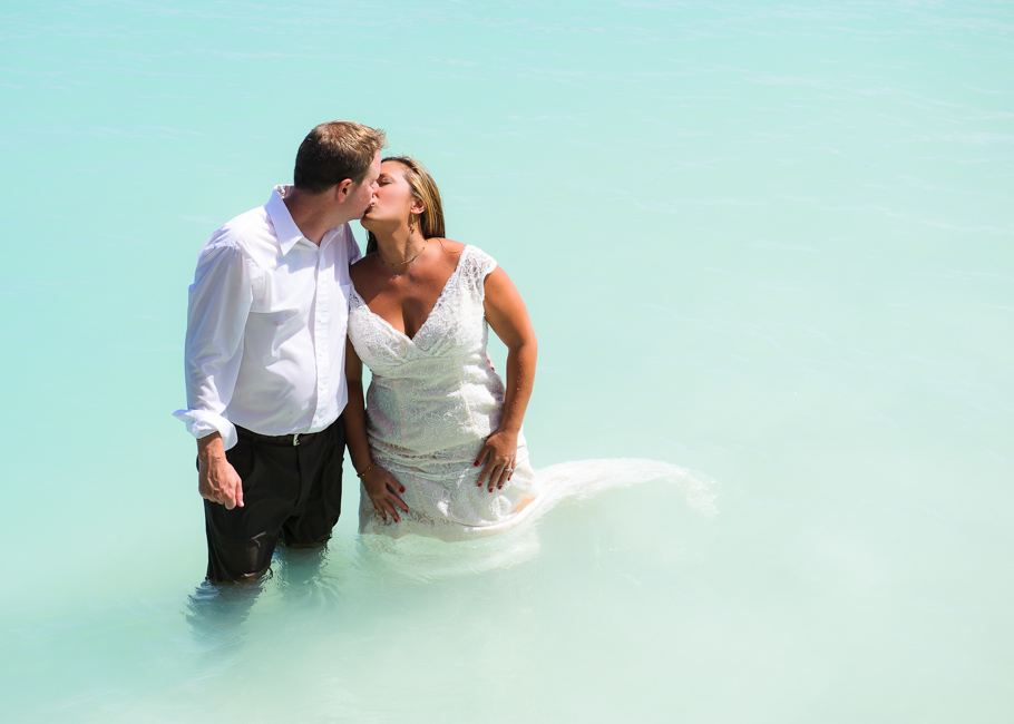 andrea-aruba-trash-dress-wedding_0030