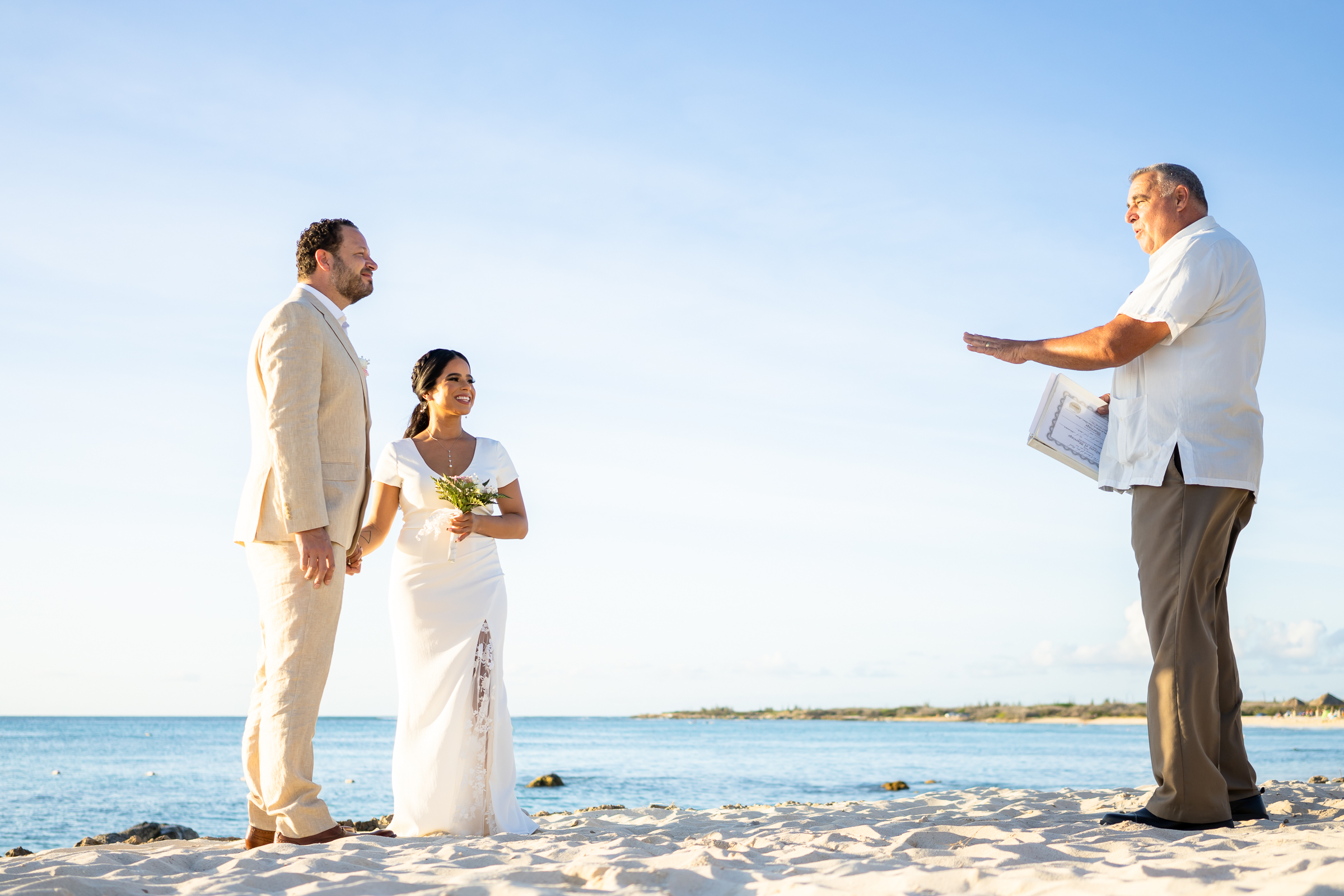 eloping in aruba on the beach